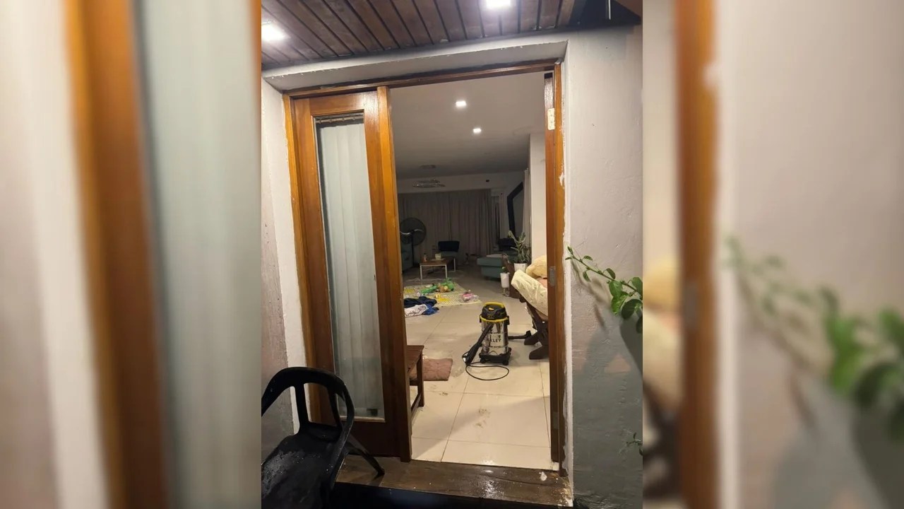 (Video) City Bell: una familia volvió de un viaje y delincuentes le habían robado hasta la carne del freezer