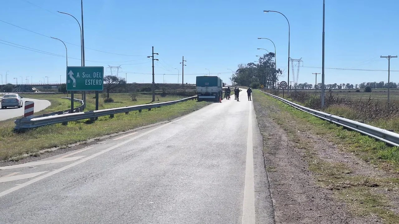 Tragedia en Córdoba: un motociclista murió atropellado por un camión en plena ruta