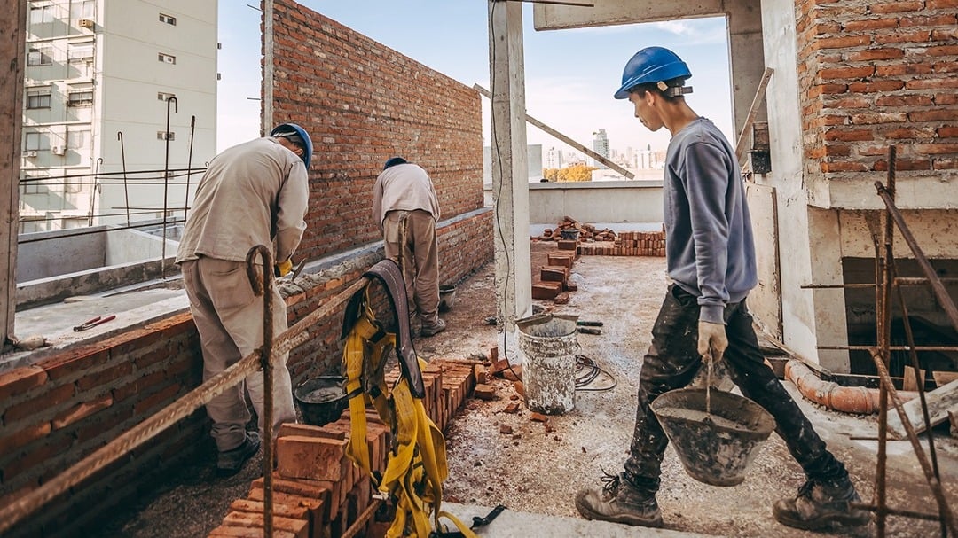 UOCRA selló un acuerdo salarial que desactiva el conflicto en la construcción: aumentos, sumas no remunerativas y aporte solidario