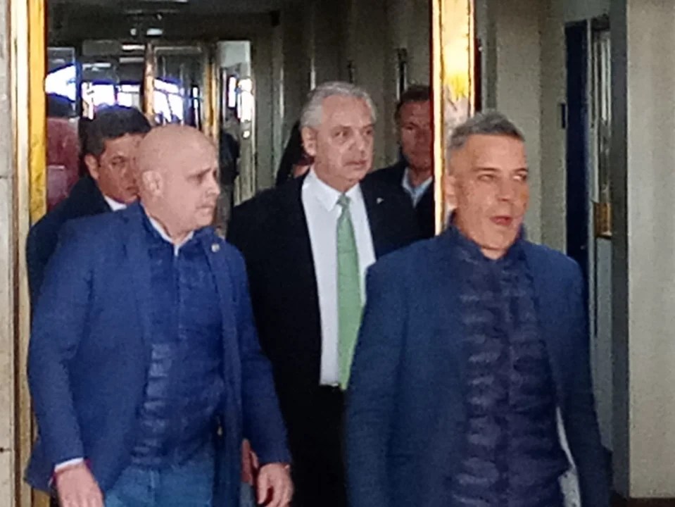 Alberto Fernández llegó a Comodoro Py para ampliar su indagatoria en la causa Seguros