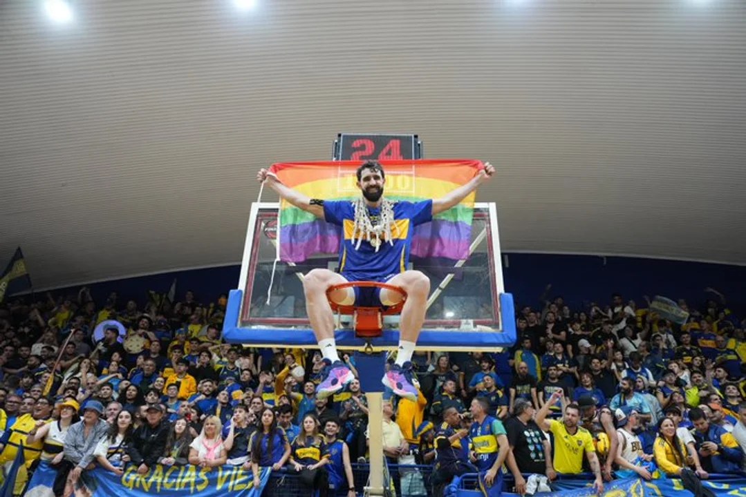 «Orgullo»: Sebastián Vega, el bicampeón de Boca que celebró la bandera LGBT