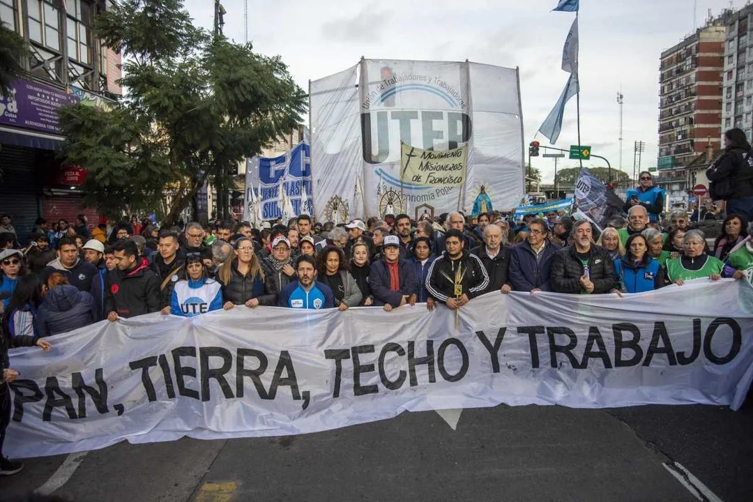 La CGT y las dos CTA marcharon en un San Cayetano atravesado por reclamos políticos