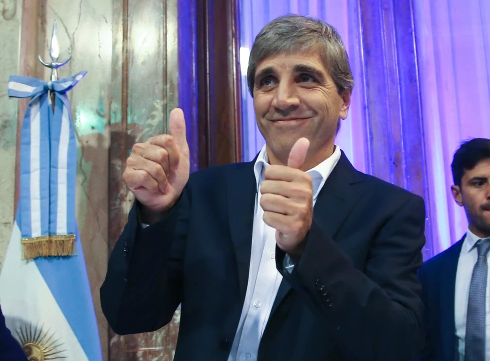 Luis Caputo logró renovar todos los vencimientos de deuda pero pagó una tasa alta