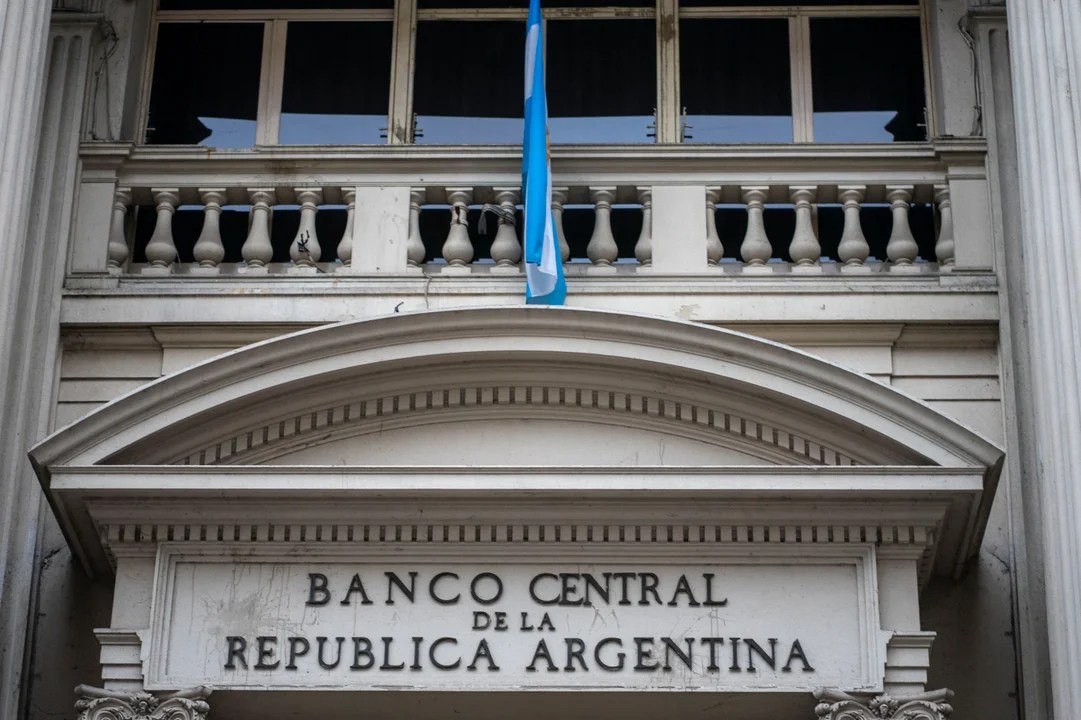 El BCRA impone nuevas normas para restringirle a los bancos la compra de dólares