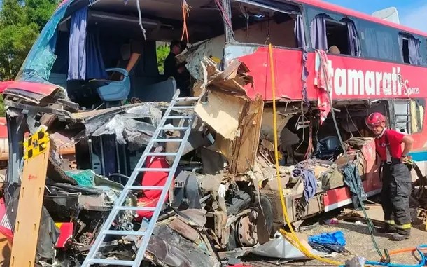 Tragedia en Brasil: choque frontal entre micro y camión deja decenas de víctimas