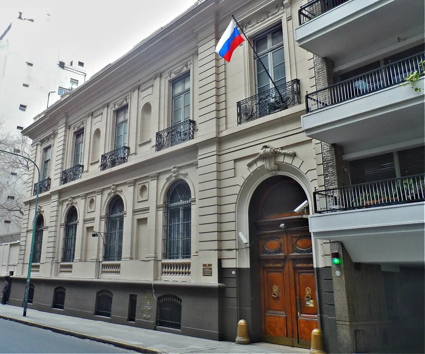 La Embajada de Rusia respondió a las acusaciones del Gobierno por los audios: «Son infundadas y falsas»