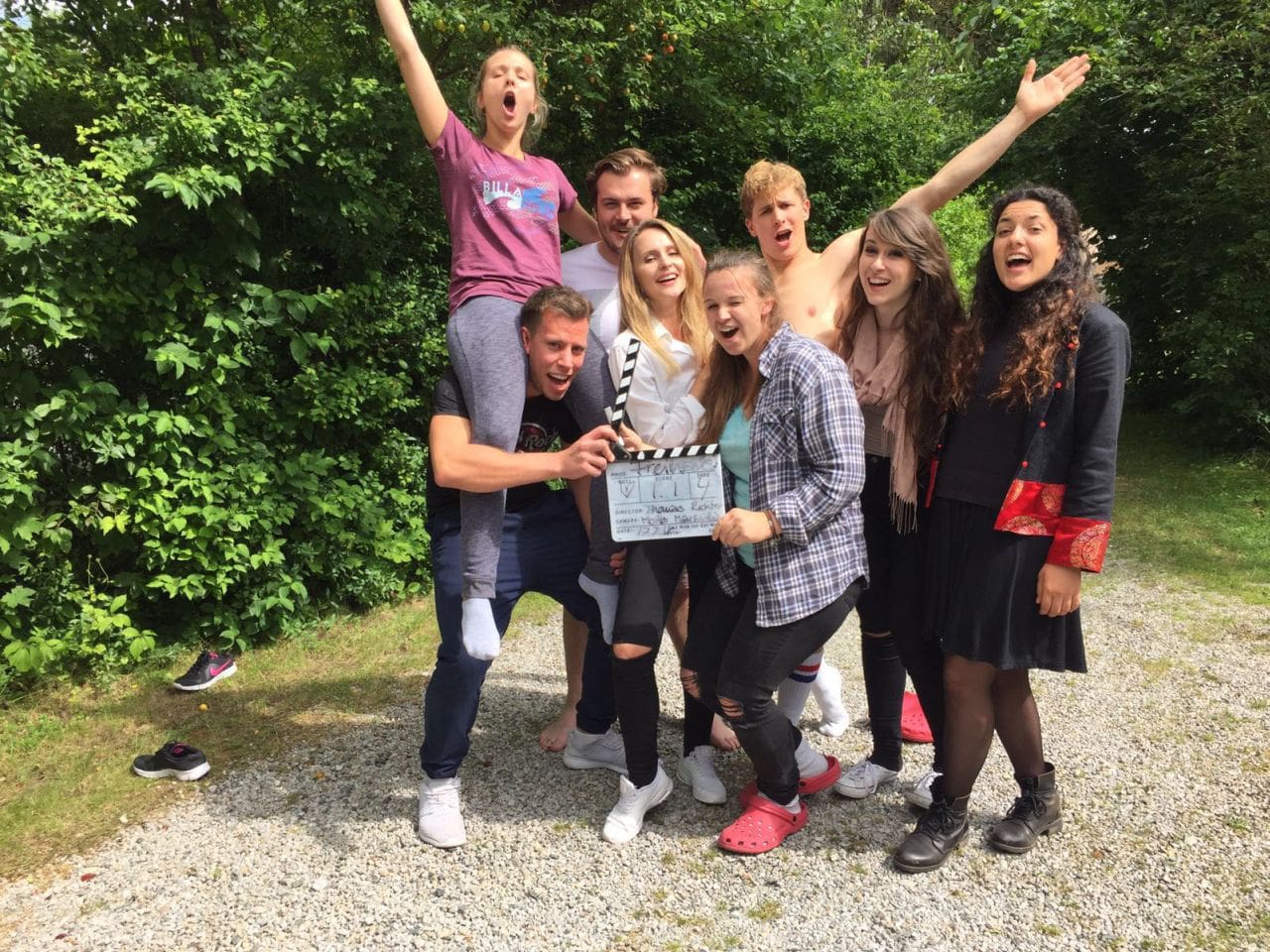Das "FreiHaus"-Team: v.l.n.r.:Daniela Melem (Schauspielerin "Charly"), Thomas Richter (Regie, Ton, Schnitt), Moritz Markulin (Kamera), Riana Shkololli (Schauspielerin "Laura"), Marie Kalthoff (Aufnahmeleitung), Lukas Sauer (Schauspieler "Phil"), Jasmin Salfinger (Schauspielerin "Vanessa"), Beyza Akay ("Kameraassistenz"). Vom Team fehlen auf dem Bild: Valentin Stückl (Schauspieler "Chris"), Alicia Hergert (Maske, Kostüm), Marion Plewinkse (Kameraassistenz)