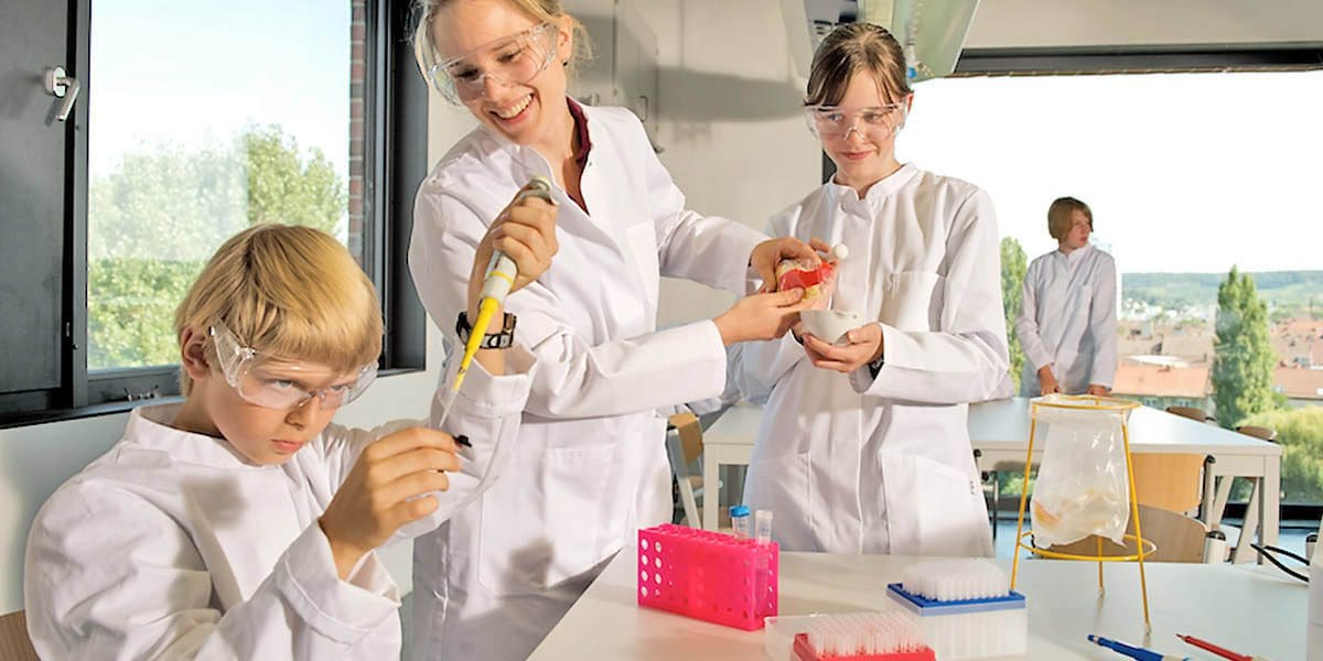 Kinder experimentieren im Projekt EXPERIMENTA