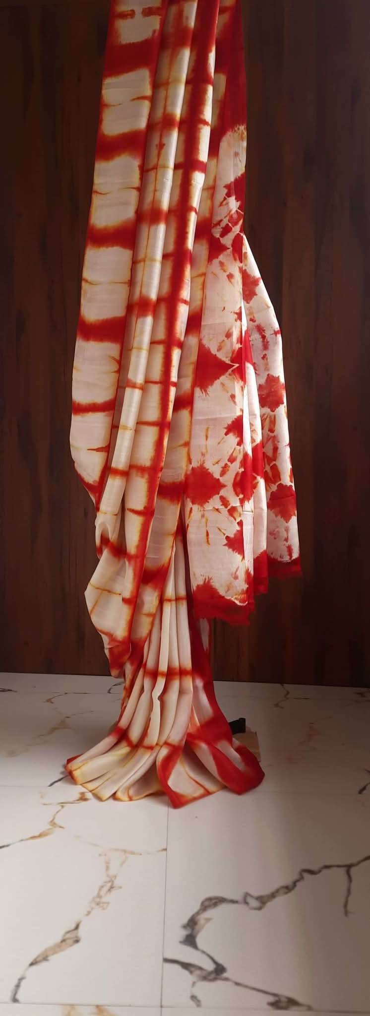 Latest Design White Red Pure Silk Tie & Dye Hand Bandhani Saree