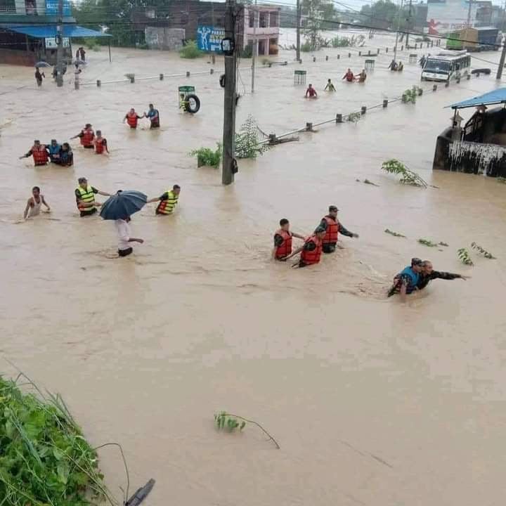 देशभर बाढी र पहिरोको बितण्डा, हजारौं घर डुबानमा