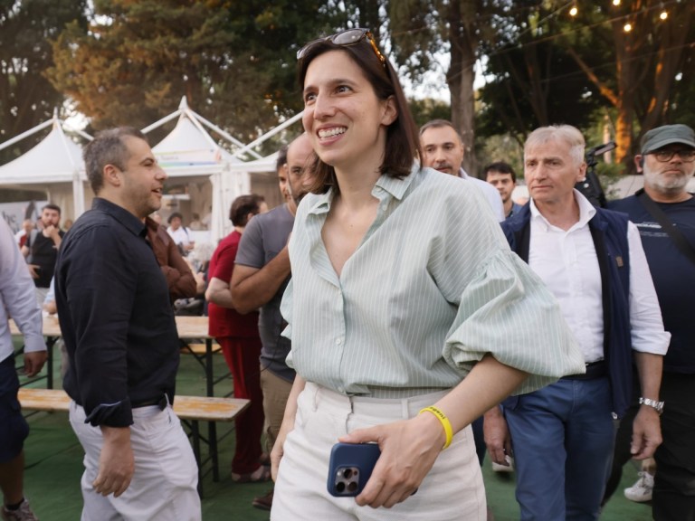 L’ultimo colpo di genio di Schlein: 300 euro per il bus ai giovani e insulti a Salvini come topping L’ultimo colpo di genio di Schlein: 300 euro per il bus ai giovani e insulti a Salvini come topping