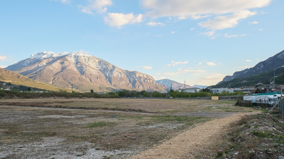 Presidente Fugatti in modalità freccia impazzita: nuovo ospedale? Facciamo prima, che il tempo è un optional