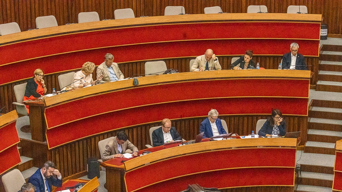 Politica in stallo: minoranza e governo giocano a rimpalla sul bilancio senza smettere di litigare