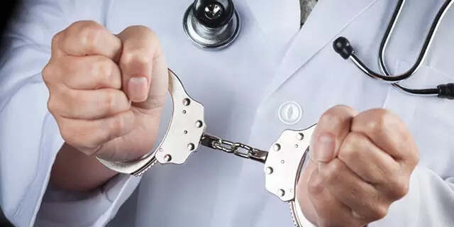 النيابة العامة تأمر بإعتقال طبيبة متهمة بتسليمها شهادة طبية لحالة غير صحيحة.