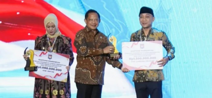 
Menteri Dalam Negeri Tito Karnavian saat menyerahkan Penghargaan Pemerintah Daerah Berprestasi 2026 Batch II Regional Sumatra pada kategori Pengelolaan Sampah dan Lingkungan Asri kepada Wakil Bupati Lampung Selatan M. Syaiful Anwar yang mewakili Bupati di Batam, Kepulauan Riau, Rabu (12/8/2026) malam.