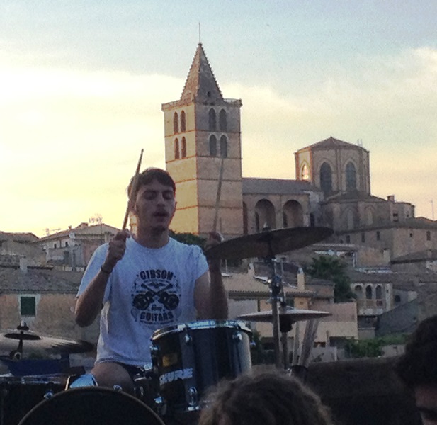 Llorenç Ferriol, amb la 'catedral del Pla' de fons.