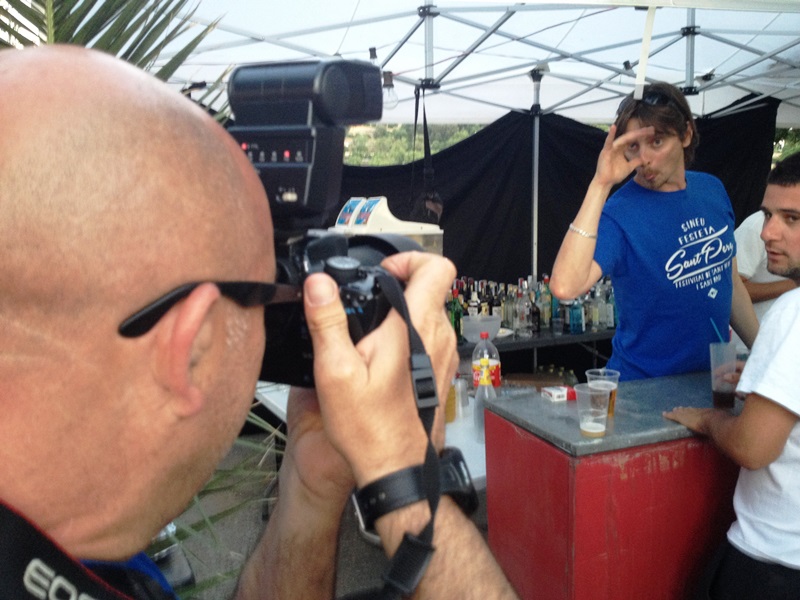 El regidor de CxI, Pere 'Sarrier', fent de cambrer.