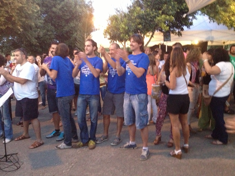 Els convidats gaudien de la coentor de les lletres d'Amorós.