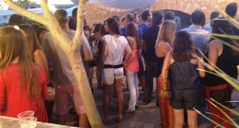 Quan recitava Amorós arribà una gernació de gent. Tres-centes persones s'aplegaren en el Pou Llavoner.