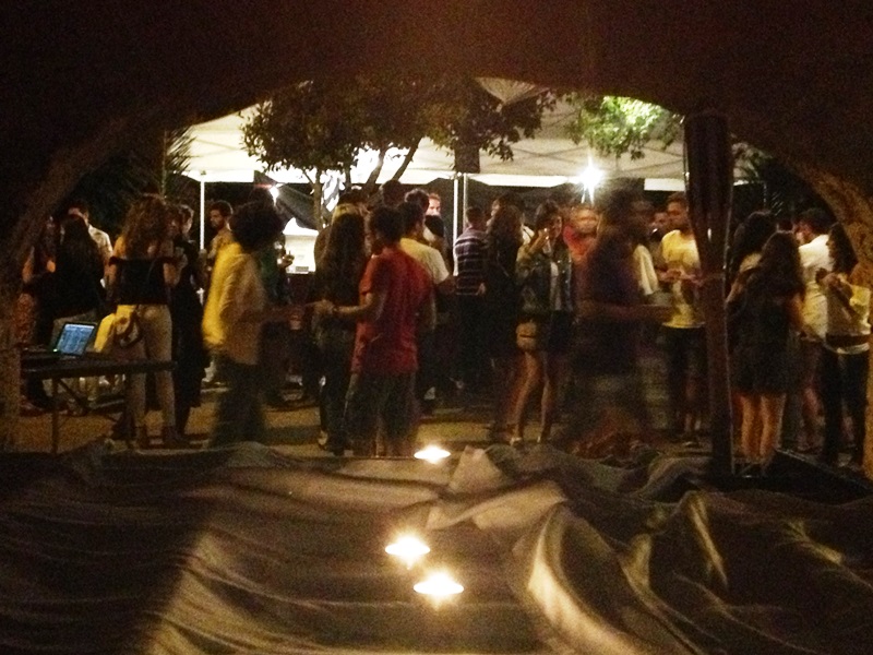 La nit ja havia caigut. Els DJ locals agafaren els comandaments de la música.