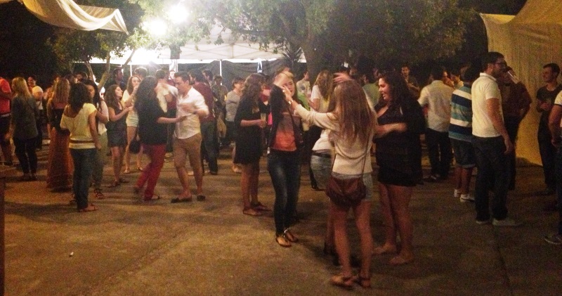 La placeta del Pou Llevoner es transformà en una pista improvisada de ball.