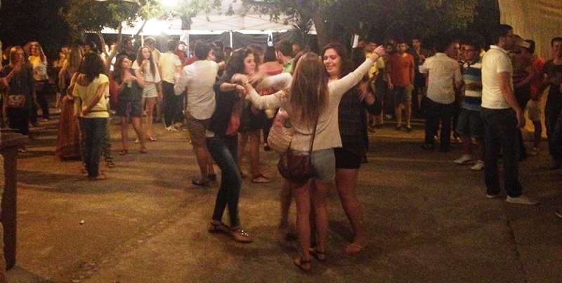 La placeta del Pou Llevoner es transformà en una pista improvisada de ball.