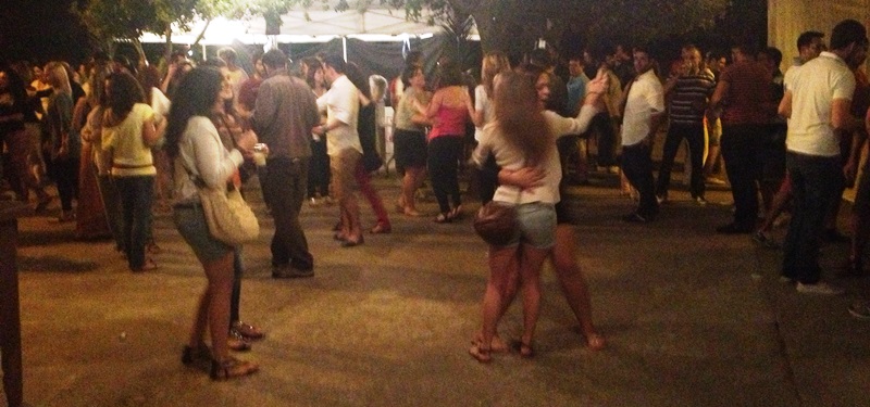 La placeta del Pou Llevoner es transformà en una pista improvisada de ball.