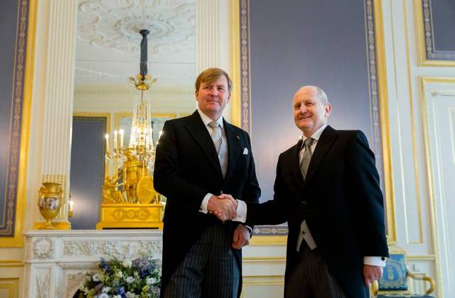 Ambassador Andrea Perugini and King Willem-Alexander of the Netherlands - Picture by ANP, Bart Maat.