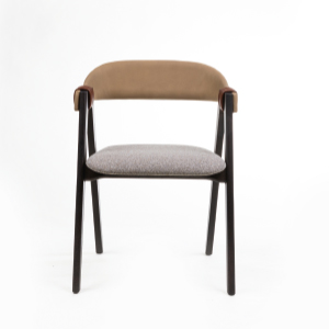 Mathilda Chair van Moroso met houten armleuning, lederen rug en gestoffeerde zitting