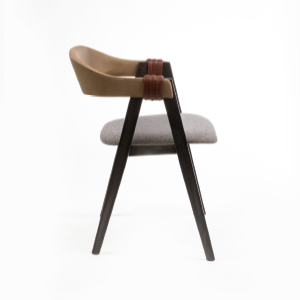 Mathilda Chair van Moroso met houten armleuning, lederen rug en gestoffeerde zitting