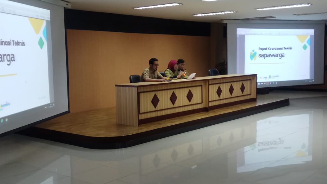 May be an image of one or more people and text that says '$ sapawarga. Pelayanan Rw Dan Desa Online Dengan Aplikasi Sapa Warga Diskominfo