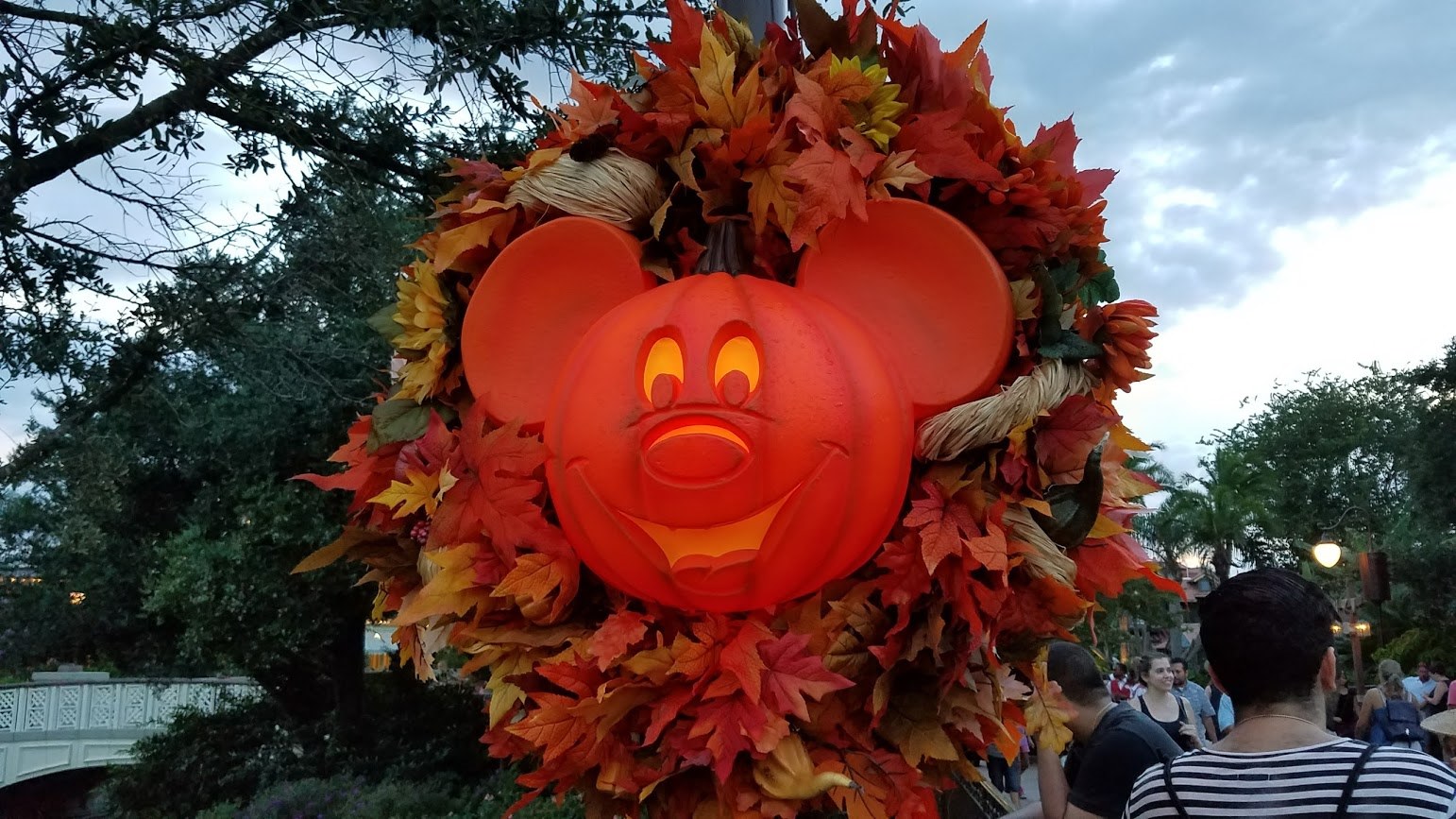 Disney In Fall When are the fall decorations, merchandise and foods coming to Disney ...