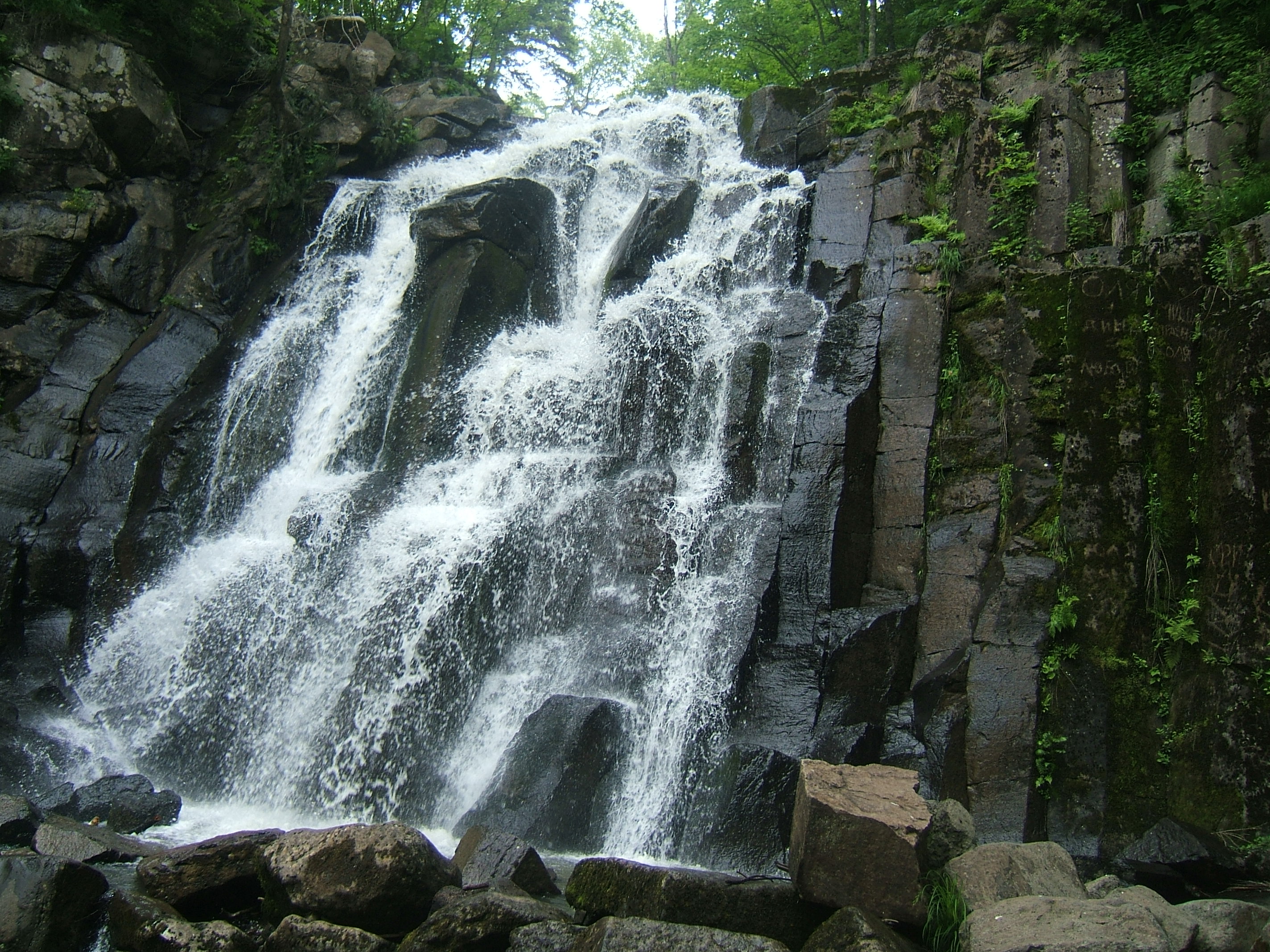 Ледяные беневские водопады древний риф чандолаз, он же хребет лозовый поднялся из морских глубин 250 млн. Mesta Kotorye Vy Mozhete Posetit Benevskoj Vodopad