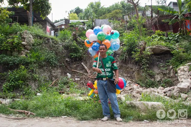 El andar de un globero, tradición que se niega a desaparecer