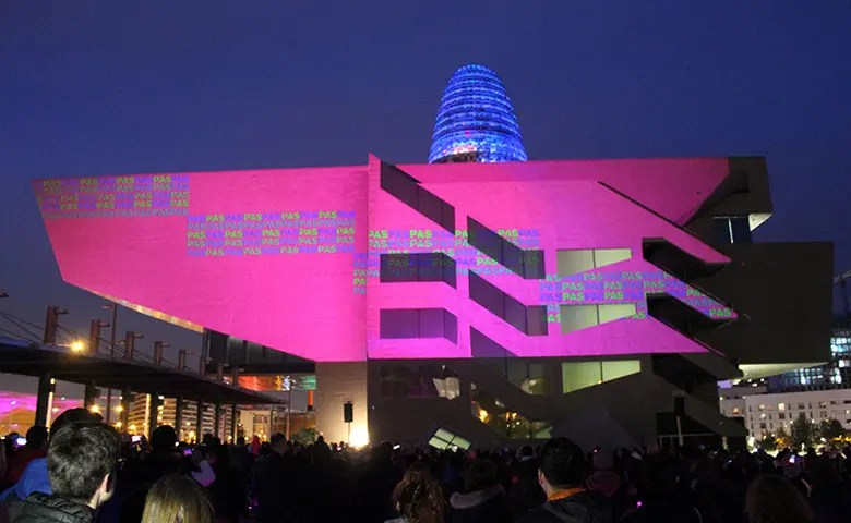 Barcelona se llena de color durante el Festival LLUM BCN