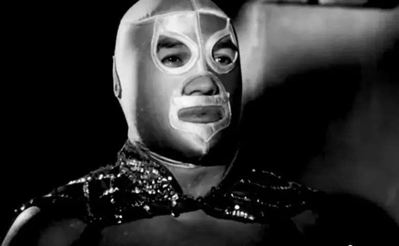 México si tiene héroes que usan capa: Santo, El Enmascarado de Plata