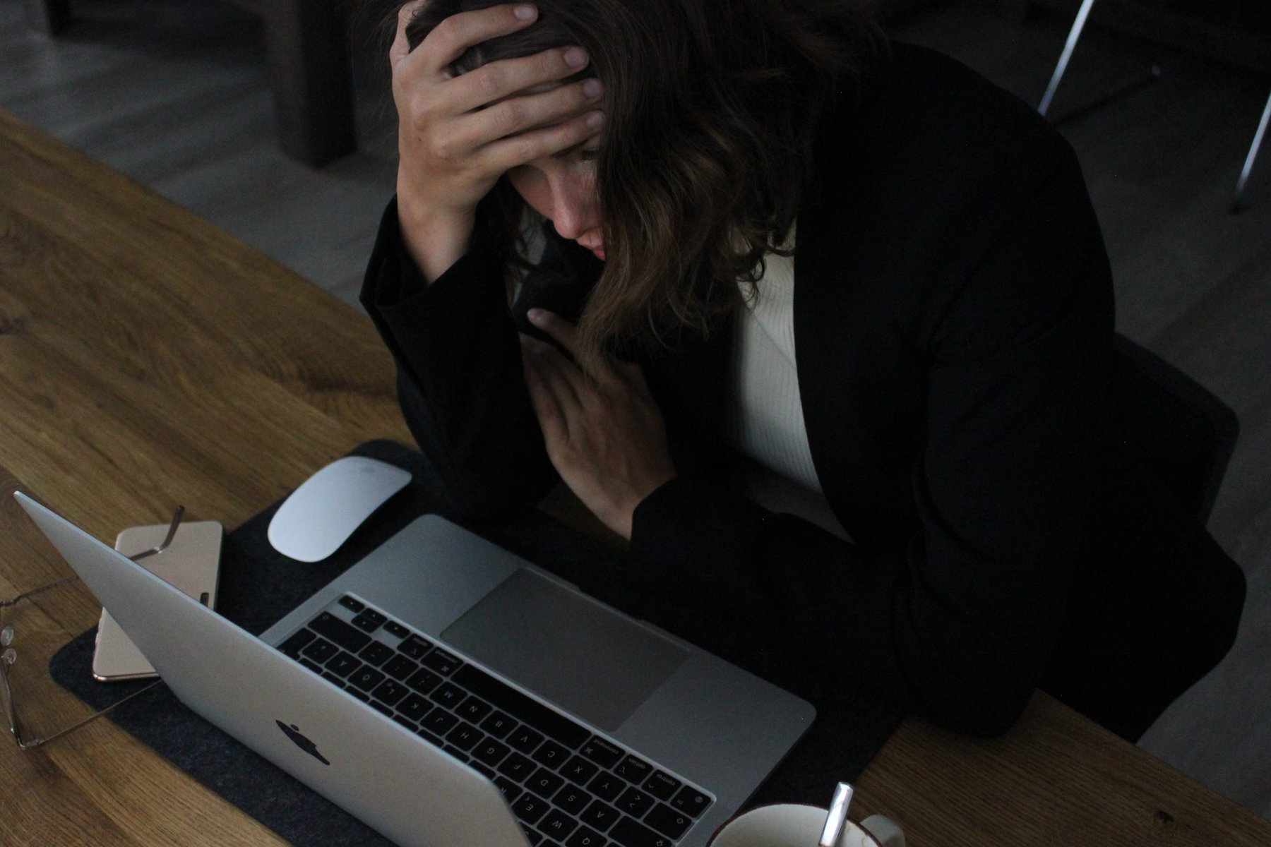 A woman at her computer struggling because she did not use our Free Divorce Finances Checklist.