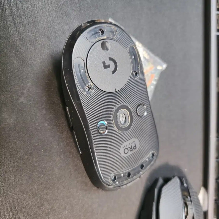 G PRO 하단 테이프와 분해 시작 모습