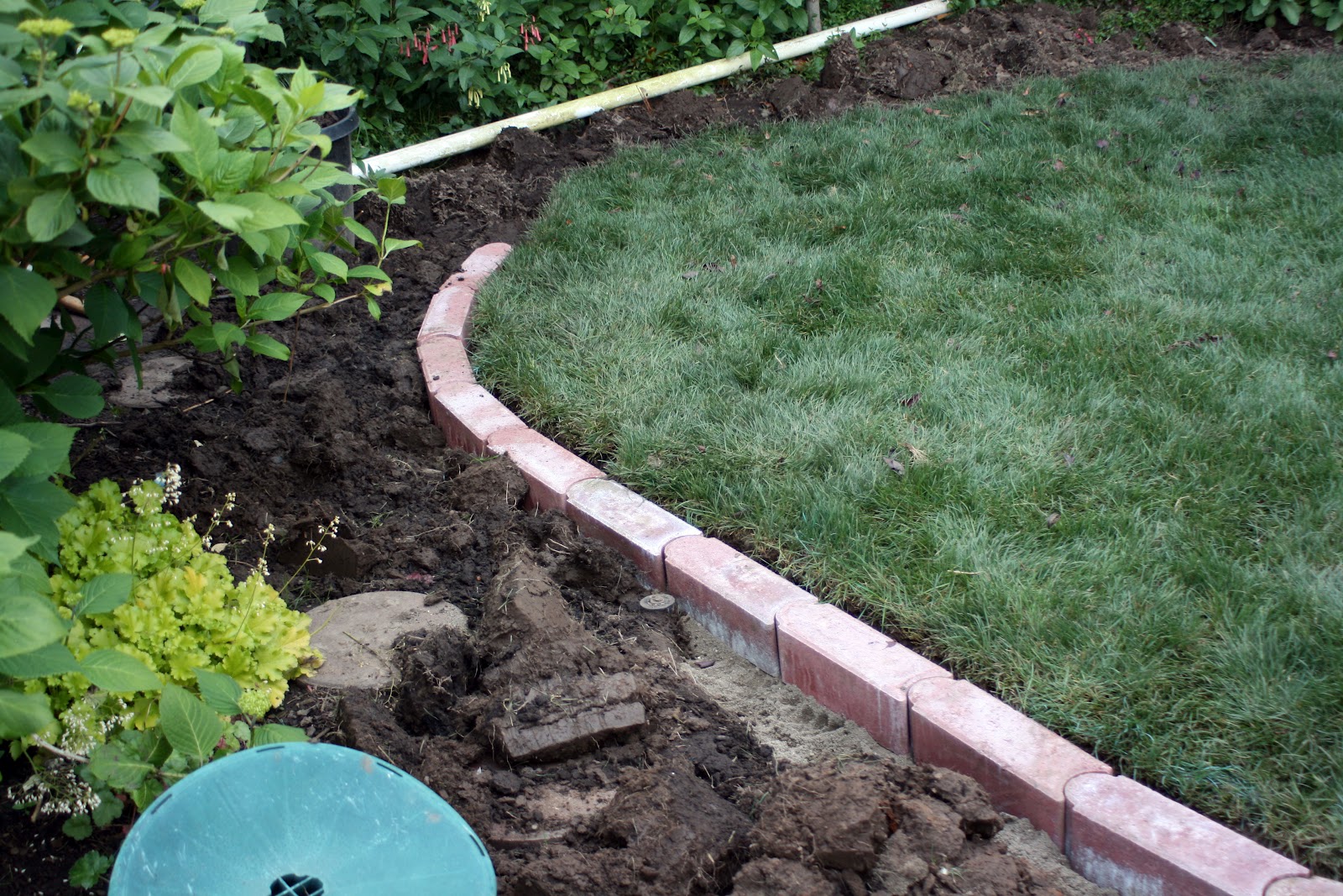 20 cheap, creative and modern garden edging ideas