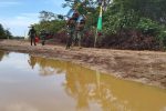 Berjalan Sejauh 1000 Meter, Satgas TMMD Membawa Logistik