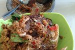 Para Satgas TMMD Menyantap Menu Ikan Hasil Memancing