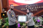 Harumkan Polda Sulbar, Briptu Ayu Lestari Terima Penghargaan dari Kapolda