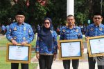 Bupati Luwu Utara, Serahkan Penghargaan Ombudsman RI ke Tiga Perangkat Daerah