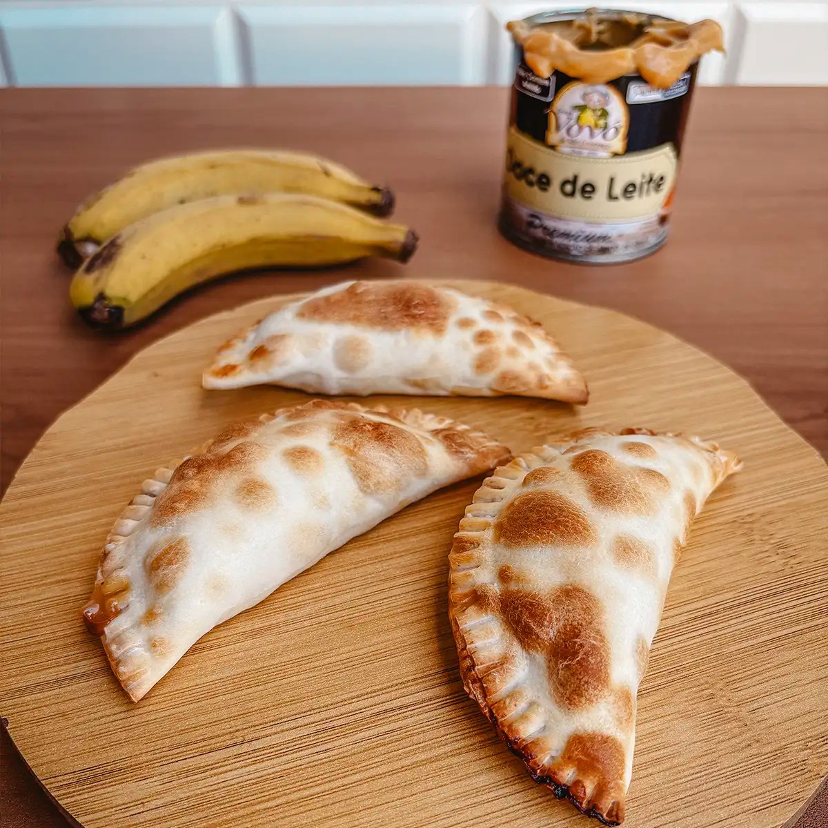 Mesa posta com pastel de banoffee com doce de leite mineiro