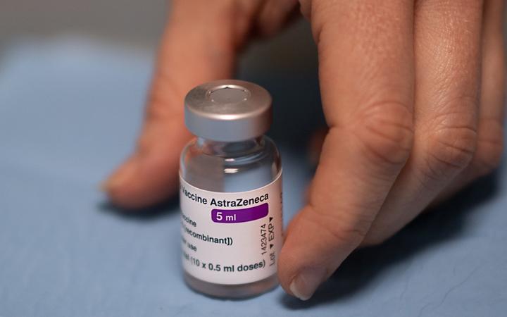 AstraZeneca vaccinations: NSW health worker vaccine rates drop