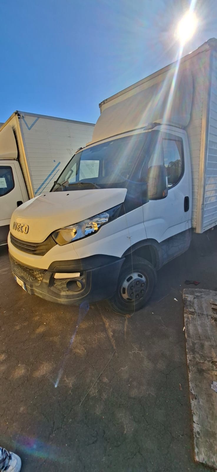 Asta giudiziaria Automezzi commerciali N° 3 FURGONI IVECO E N° 5 CARRELLI ELEVATORI VARI MARCHE