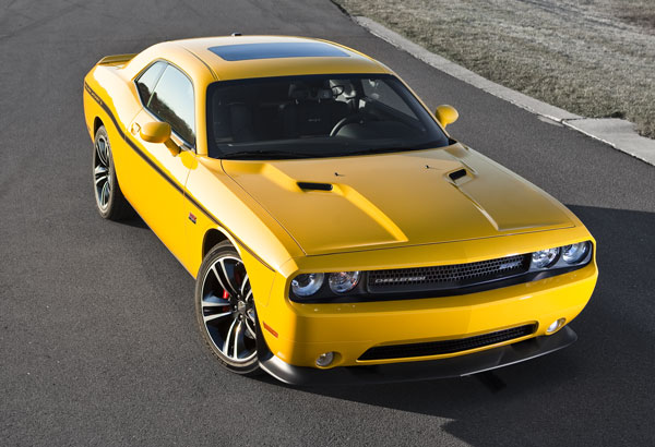 Charger Super Bee And Challenger Yellow Jacket Bring Srt8 Buzz To La Dodgeforum Com