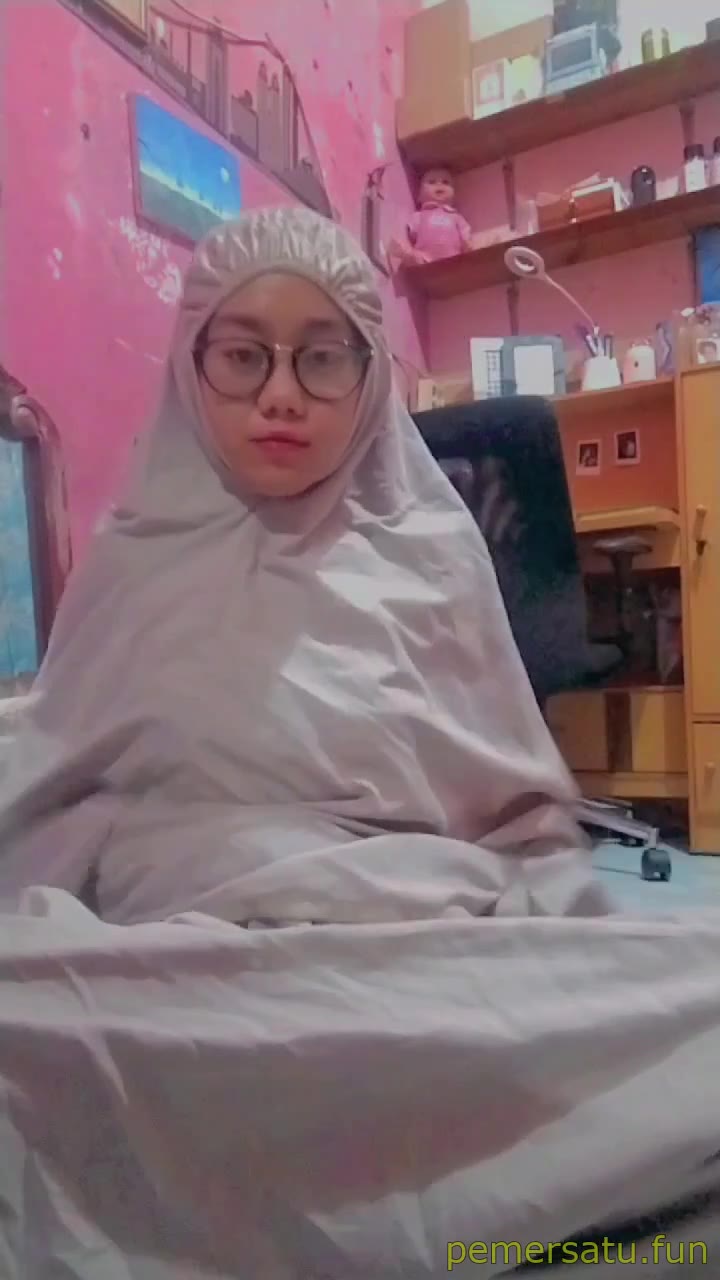 Koleksi 3 Vids Jilbab Lepas Mukena Lalu Colmek Sampai Pipis