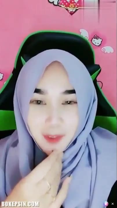ukhti lepas jilbab pamer susu dan memek
