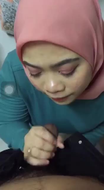 Jilbab Pink Maksa Mau Nyepong Kontol Kakak Ipar